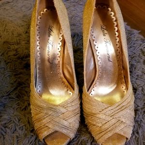 Lulu Townsend Heels. Size 7 Gold